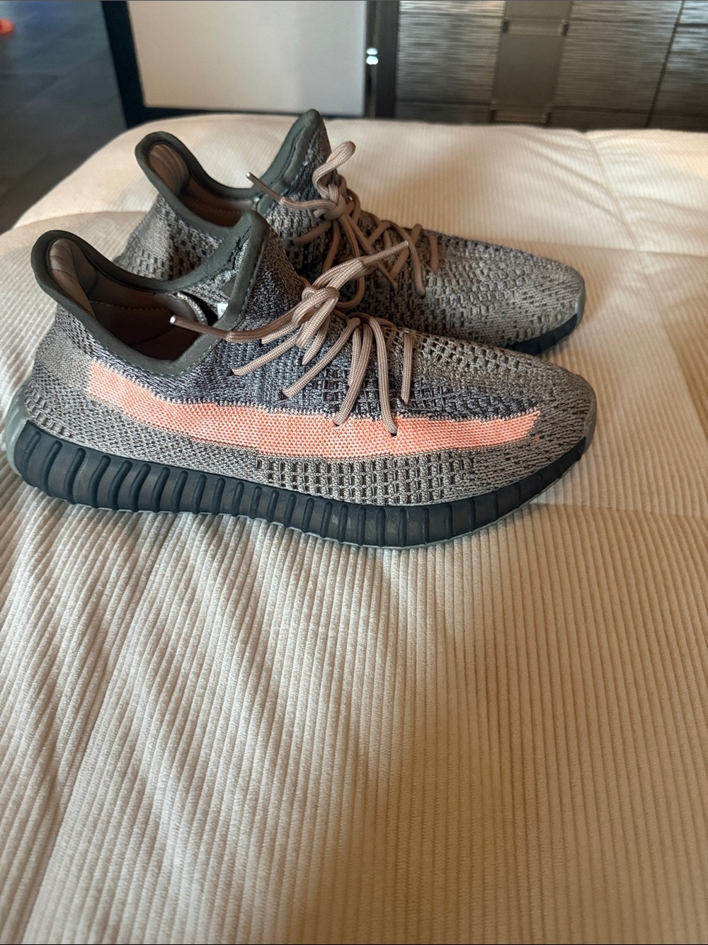 adidas Yeezy Boost 350 V2
Ash Stone